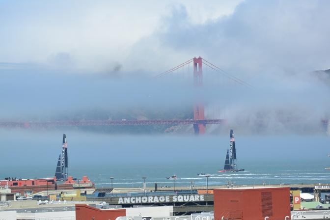 Due catamarani della coppa America bordeggiano davanti al Golden Gate. La migliore immagine possibile per gli appassionati di vela